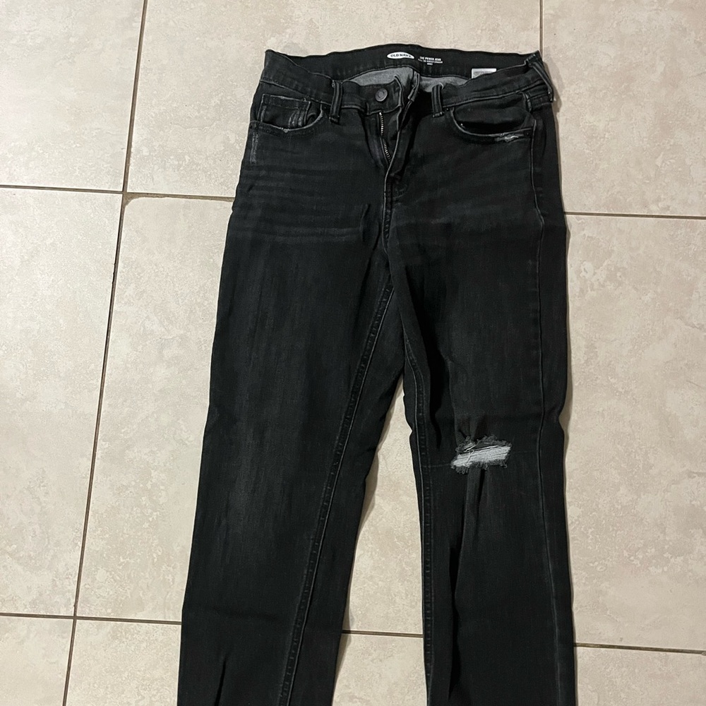 Old navy black skinny Jean with ripped knee